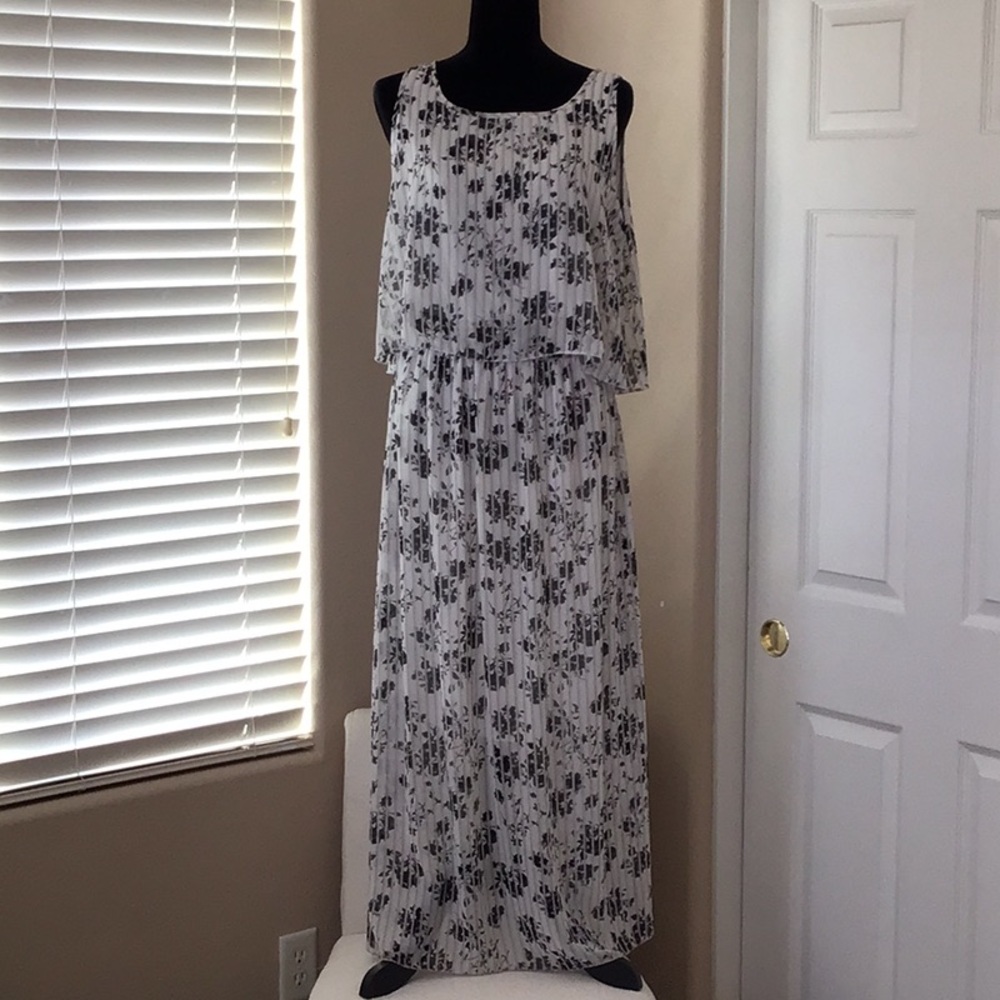 Black and White Flower Print Maxi Dress